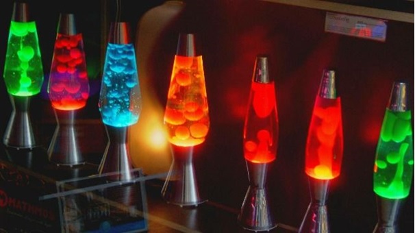 zdjęcie eksperymentu bąbelków w podświetlanych przezroczystych pojemnikach
