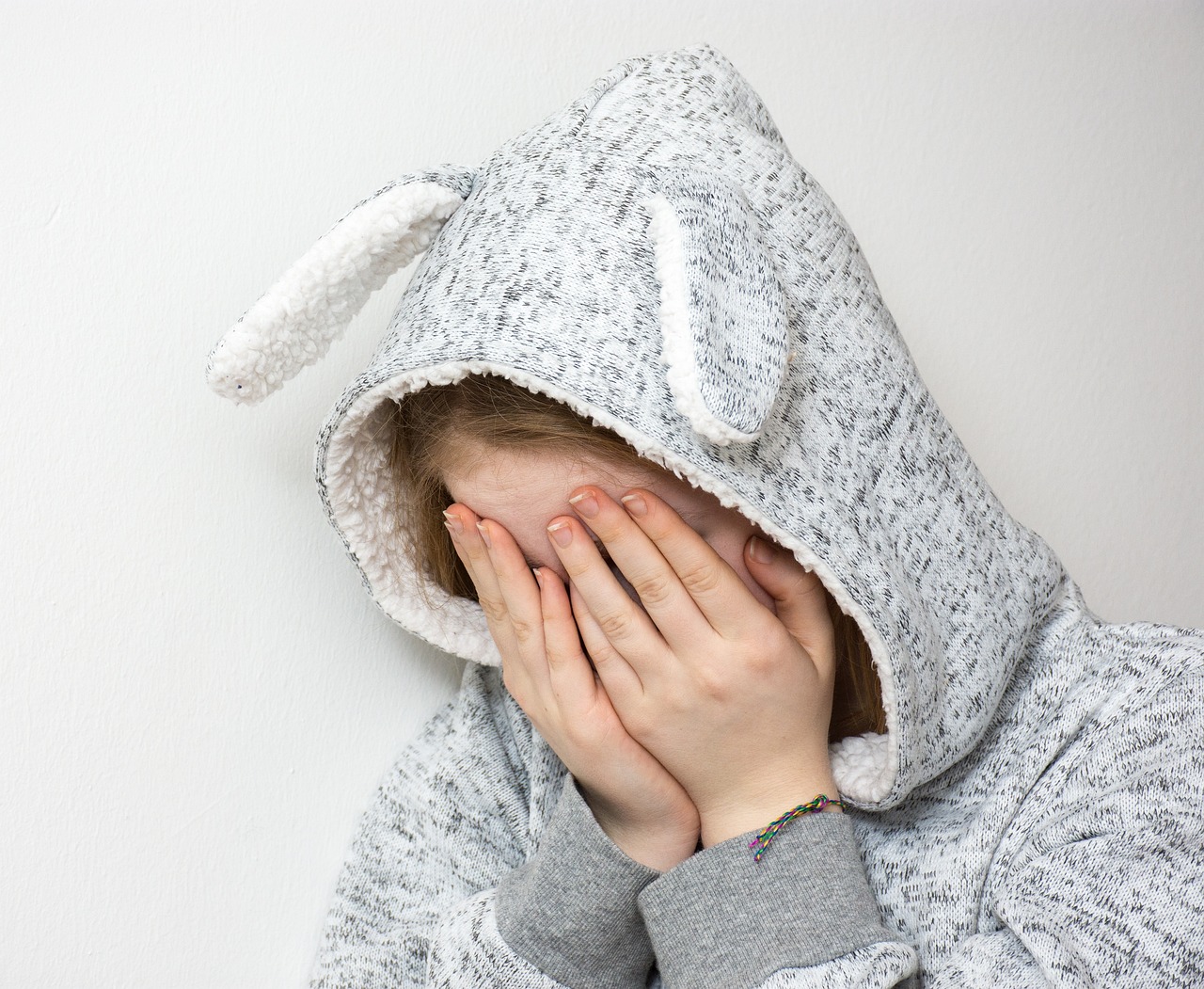 zdjęcie przestraszonego dziecka w stroju króliczka zasłaniącego sobie oczy rękami