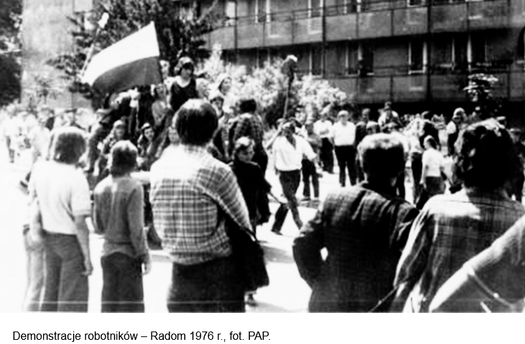 zdjęcie Polskiej agencji Prasowej - demonstracje robotników - Radom 1976 rok. fotografia PAP, zdjęcie ze stronu Muzeum Historii Polski