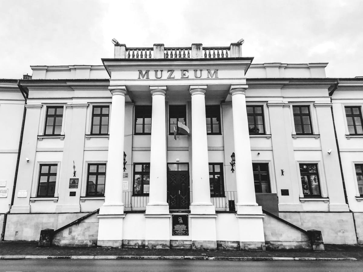 zdjęcie budynku muzeum w Radomiu. Zdjęcie czarno-białe. Zdjęcie ze strony https://www.muzeumhistoriiradomia.pl/