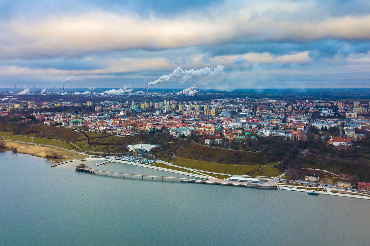 zdjcie panoramy Pocka, w oddali wida rafineri. zdjcie z www.pixabay.com